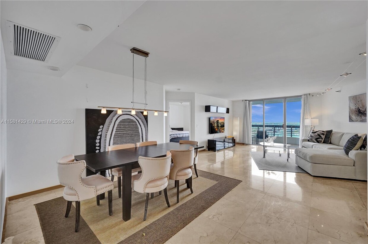 Foto principal - 3500 Mystic Pointe Dr