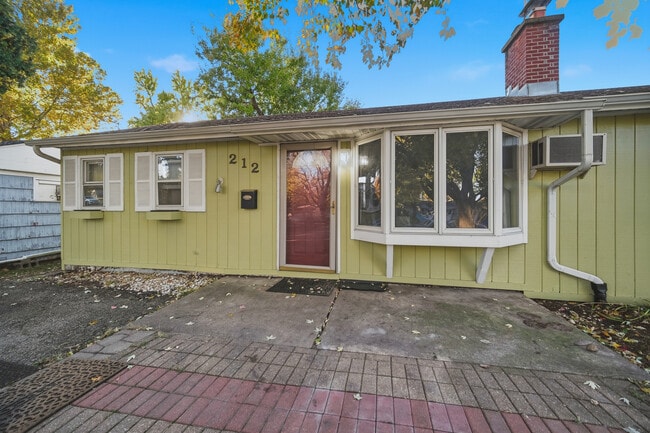 Building Photo - 212 N Knollwood Dr