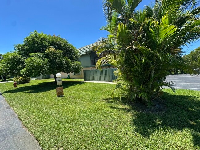 Foto del edificio - 1799 Fairview Villas Dr