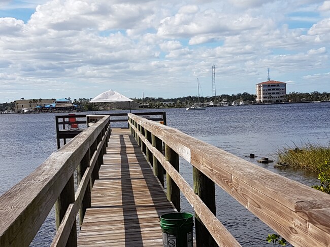 Foto del edificio - 245 N Halifax Ave