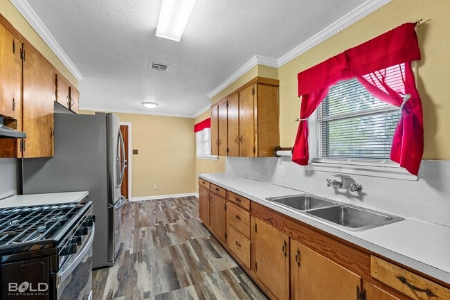 Building Photo - Check Out this 3 bed 2 bath!!