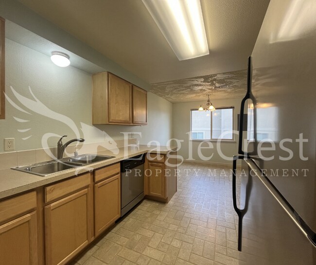 Building Photo - Two Bedroom, Two Bathroom Unit at the Vineyards HOA