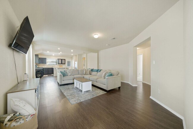 Building Photo - 4 Bedroom/2 Bath Escondido North Subdivision