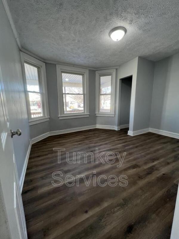 Building Photo - 923 Ave I