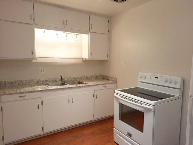Foto del edificio - 560 Estancia Dr NW