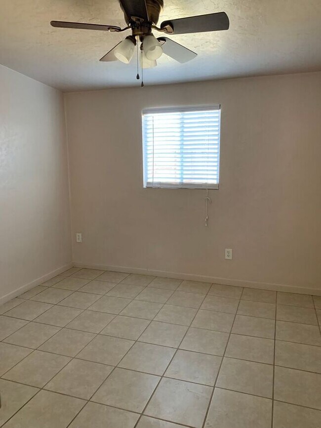 Building Photo - 3 Bedroom home available in Exeter!