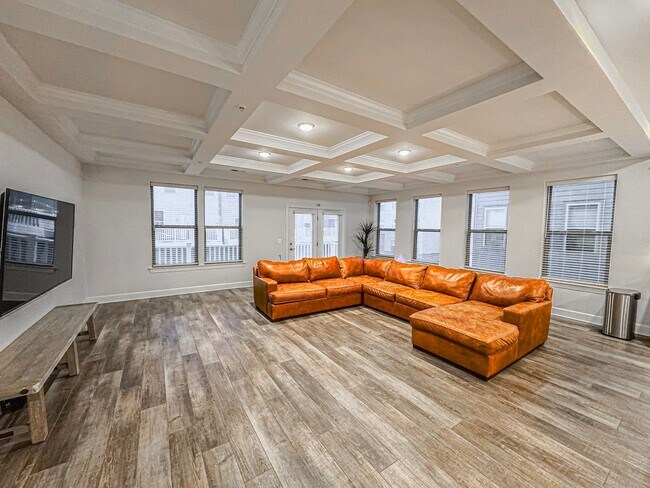 Foto del edificio - Modern 3 Bed 2.5 Bath End-Unit Townhome With Deck In The Landing At Cannon Branch