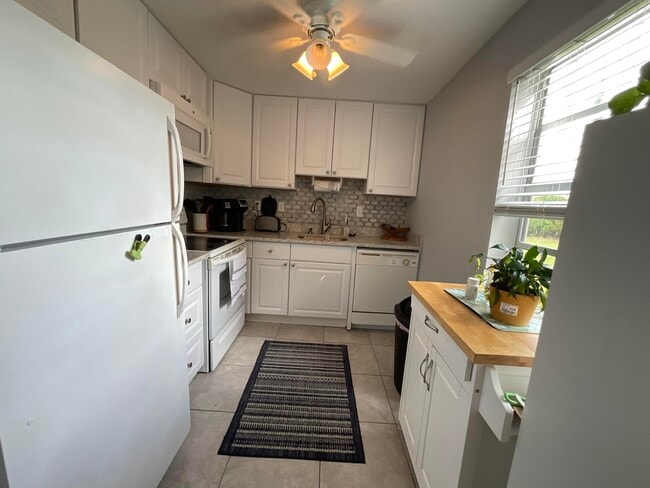 Building Photo - 118 Normandy Ln