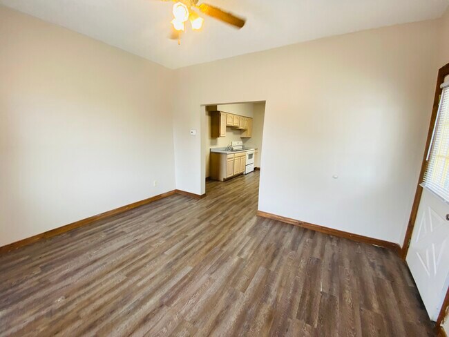 Building Photo - 503 Sweitzer St