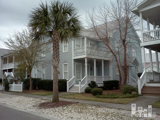 Primary Photo - 211 Silver Sloop Way