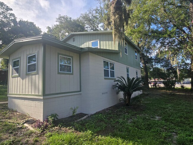Foto del edificio - 9762 Bayview Ave