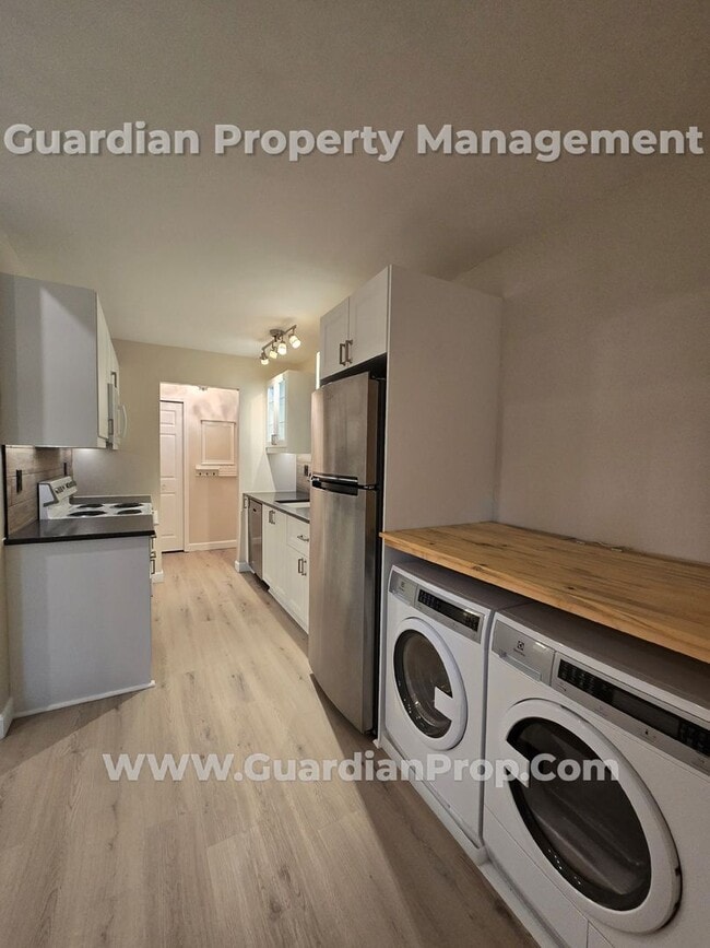 Foto del edificio - Available now! Hopkins condo with in-unit ...
