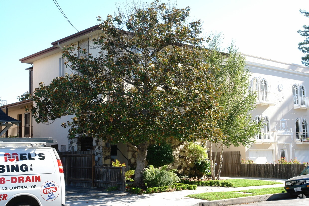 Building Photo - 510 Almer Rd