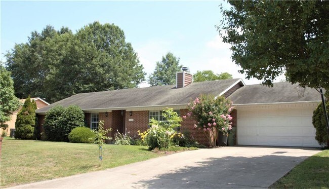 Building Photo - 1110 W Nursery Rd