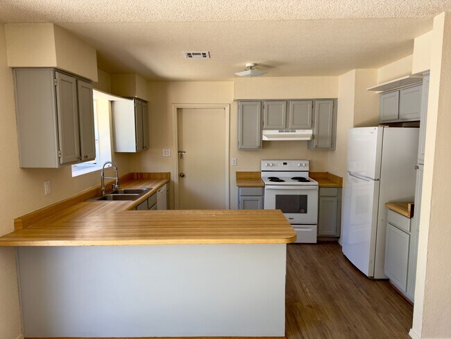 Building Photo - Three Bedroom Sierra Sunset Home