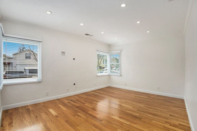 Building Photo - 1027 Eagle Ave - 2 bedroom | 1 bath | Sing...