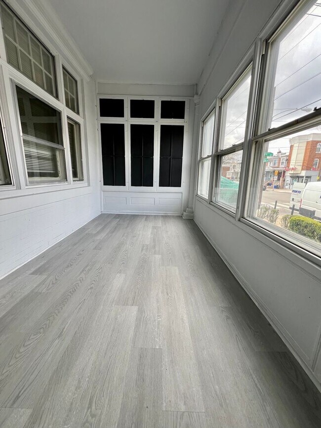 Building Photo - Newly Renovated 3-Bedroom Townhome with Fi...