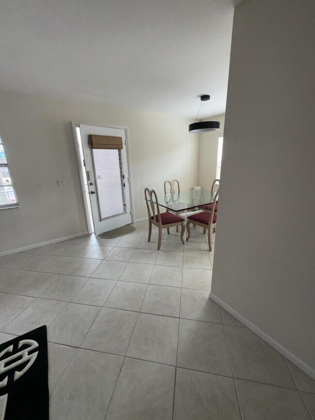 Foto del edificio - 283 Burgundy Ave