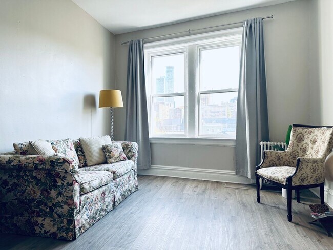 Building Photo - Sun-Filled Top-Floor Apt (2BR/1Bath) in Je...