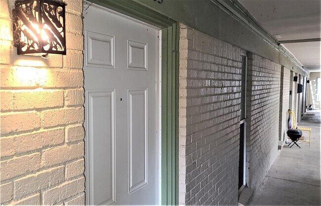 Building Photo - 2021 Bluebonnet Ln