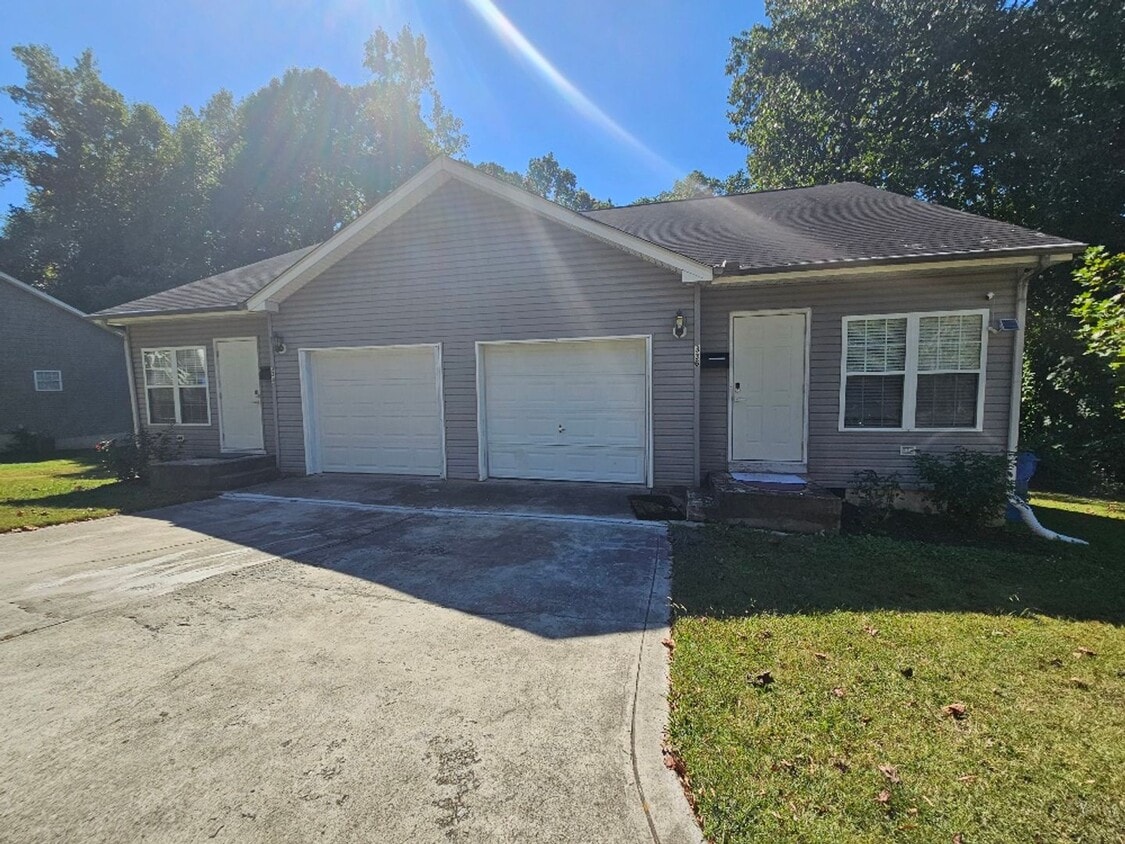 Foto principal - Fully Furnished 2 bed 1 bath duplex in Moo...