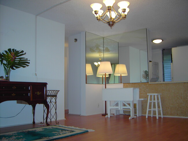 Building Photo - 257-257 Waikalani Dr