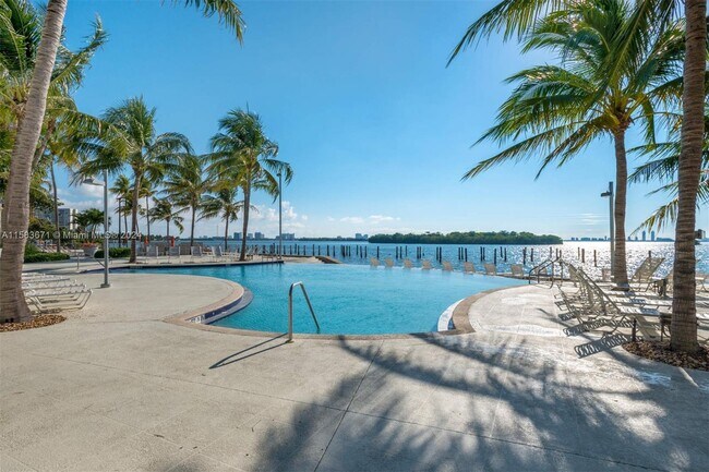 Foto del edificio - 650 NE 64th St