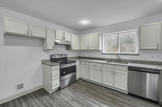 Building Photo - 6 Bel Air Dr