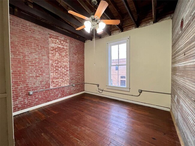 Building Photo - 115 S Evie St