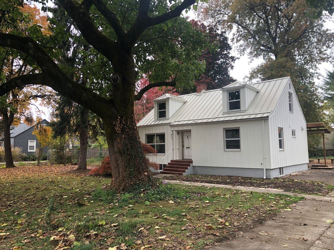 Foto principal - Beautiful custom 3 bedroom 2 bath modern f...