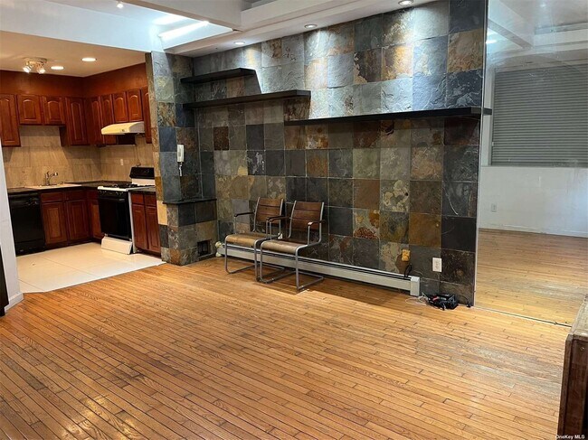 Foto del edificio - 42-31 Colden St