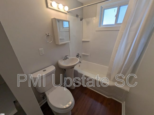 Foto del edificio - 201 Chandler Dr