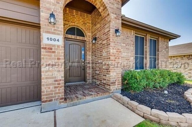 Building Photo - Charming New Home Ready to be called Home!!