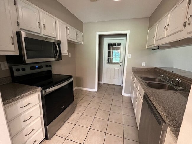 Building Photo - Renovated 3 Bedroom 2 Bath Home for Rent!