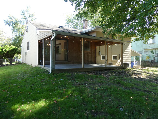 Building Photo - 714 Douglas Dr