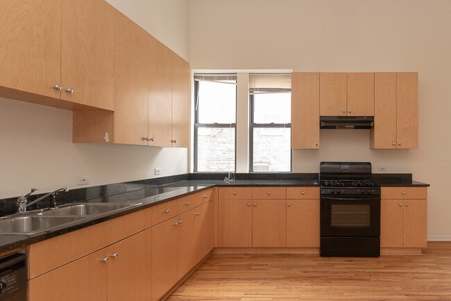 Building Photo - 1260 N Greenview Ave