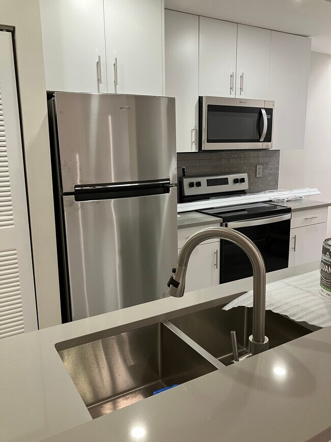 Cocina con todos los electrodomésticos nuevos de acero inoxidable. - 8042 NW 15th Mnr