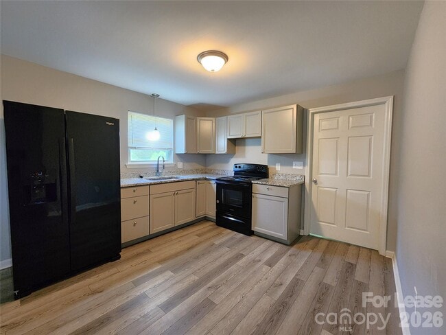 Building Photo - 4633 Club View Dr