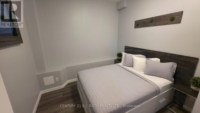 Building Photo - 82 Albert St N