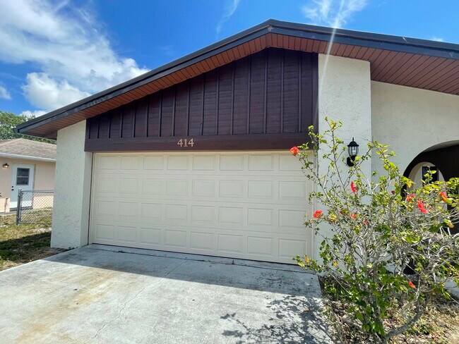 Foto del edificio - 414 SE Port St Lucie Blvd