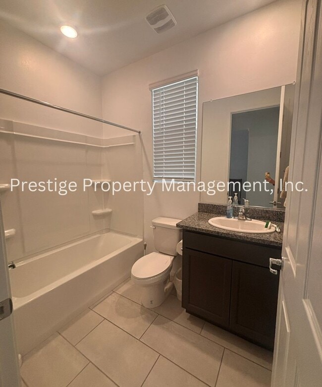 Building Photo - Beautiful 2/2 2-Story West Side Home With ...