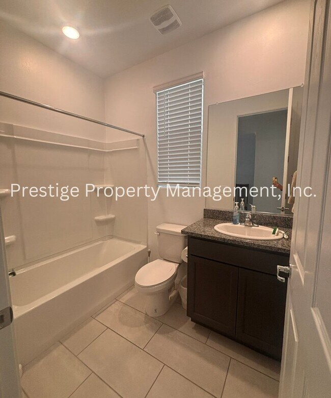 Foto del edificio - Beautiful 2/2 2-Story West Side Home With ...