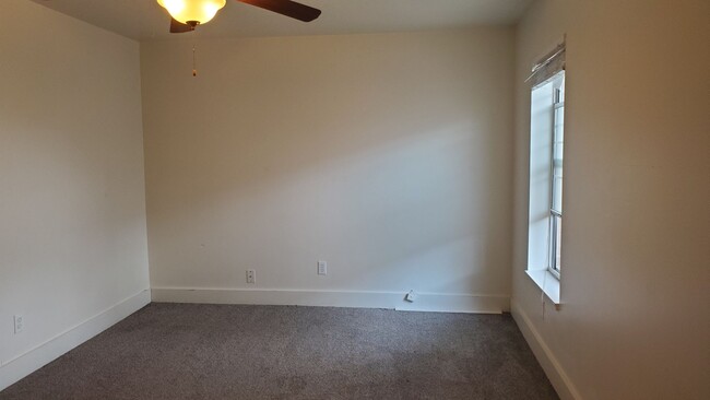 Building Photo - 2 BEDROOM LAYTON TOWNHOUSE