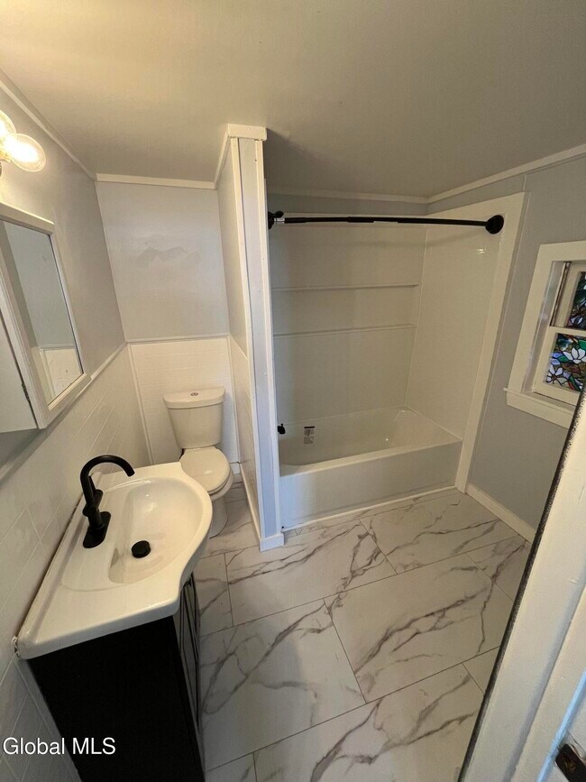 Foto del edificio - 715 Hudson Ave