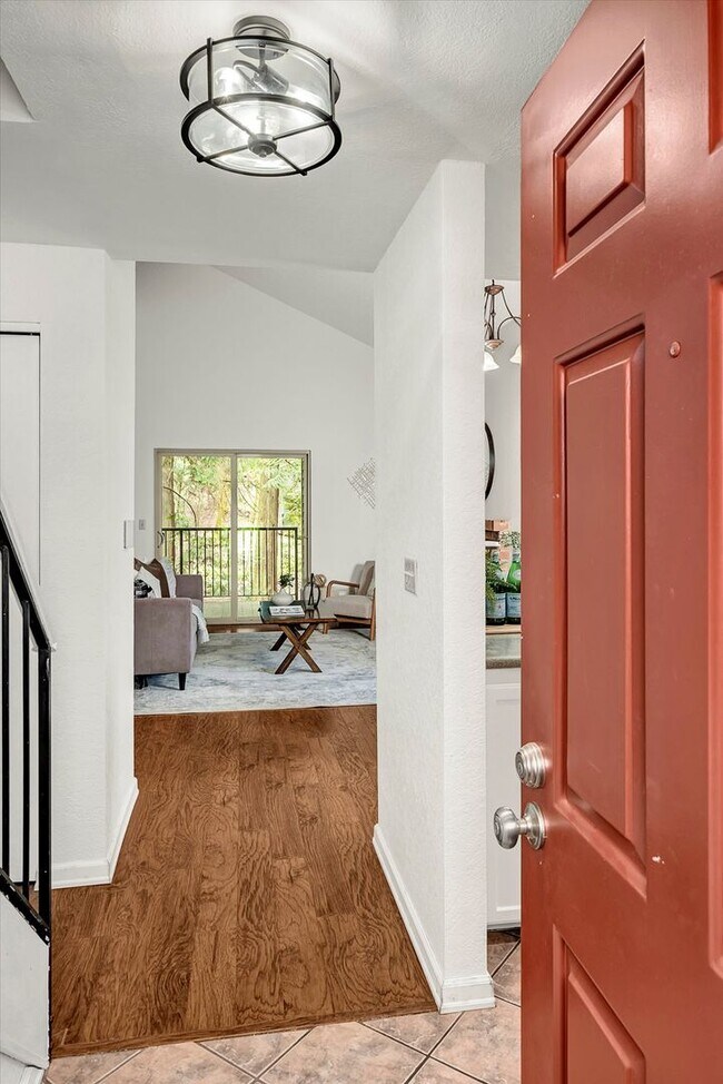 Foto del edificio - Updated 2 bed Downtown Redmond Condo w/Pool and EV Charging