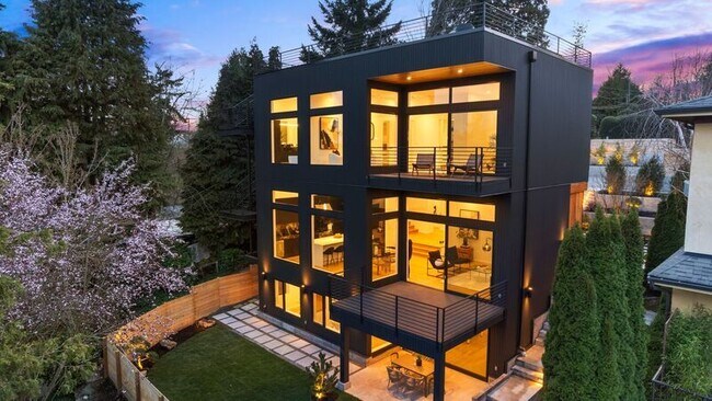 Building Photo - 7922 1/2 Seward park Ave S