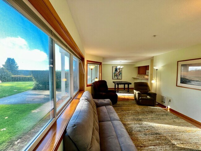 Foto del edificio - Lovely Furnished Condo Close to Kingston F...