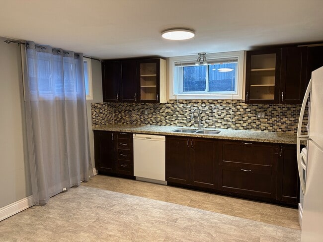 Building Photo - Spacious 2-Bedroom Legal Apartment for Ren...