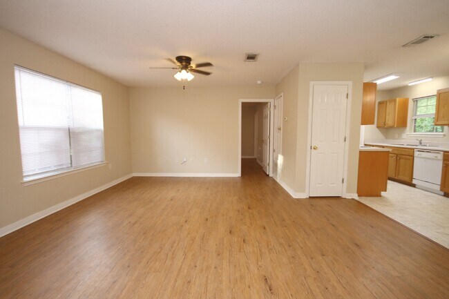 Foto del edificio - 3BR/2BA Home Near UWF – Wood-Look Flooring, Galley Kitchen, Pet Friendly!