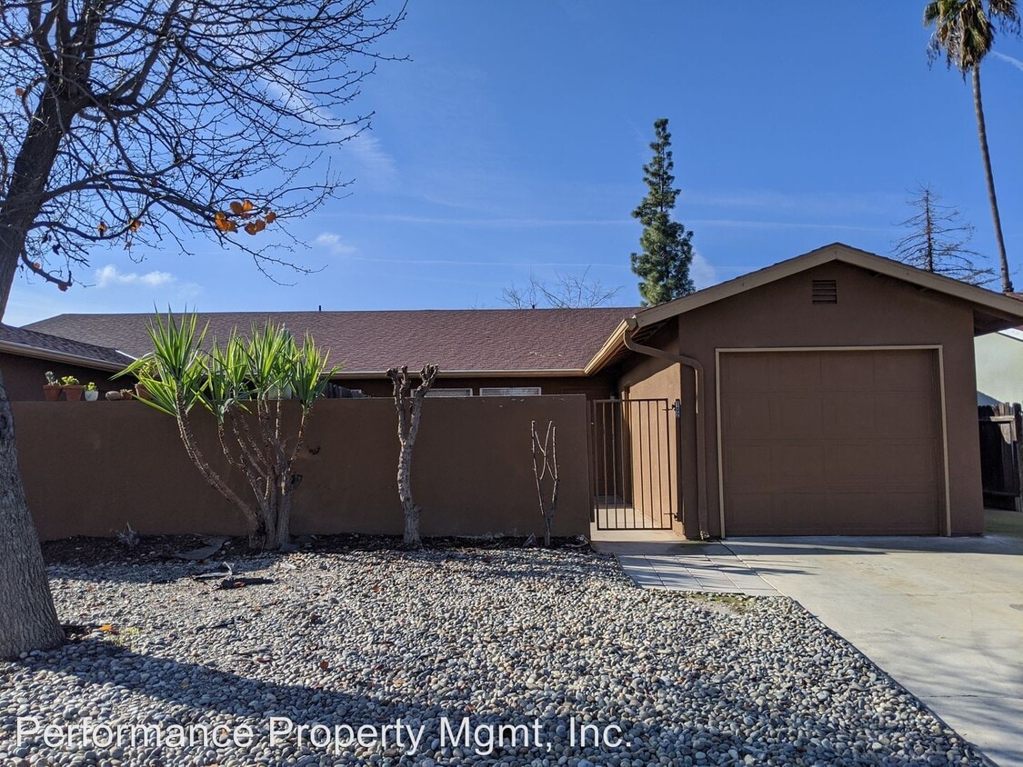 976 Acacia Ave, Clovis, CA 93612 Room for Rent in Clovis, CA